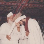 Hazrat Allaamah Kaazimi Saahib placing the turban of honour at Anwaar-uloom, Multan