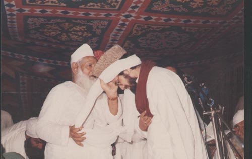 Hazrat Allaamah Kaazimi Saahib placing e turban of honour at Anwaar-ul-loom, Multan